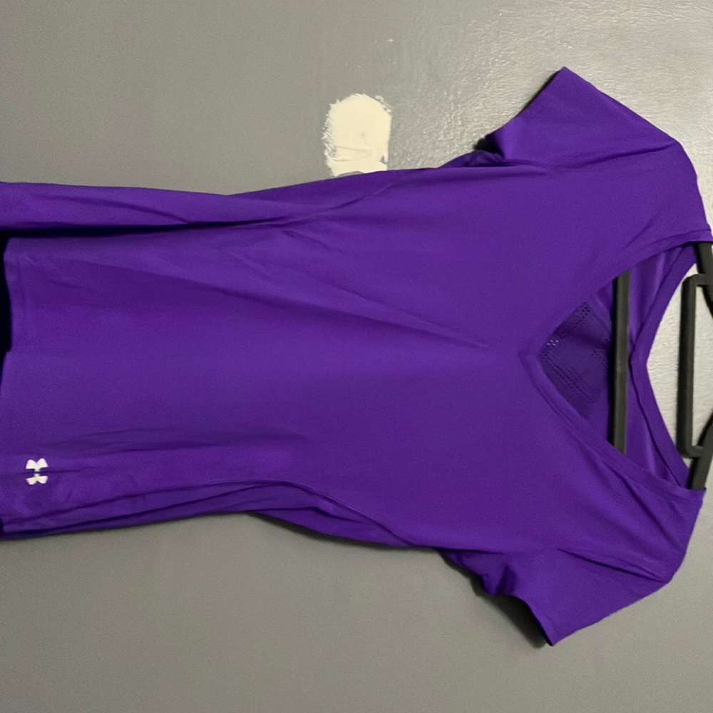 Under armor, heat gear, extra small women’s shirt